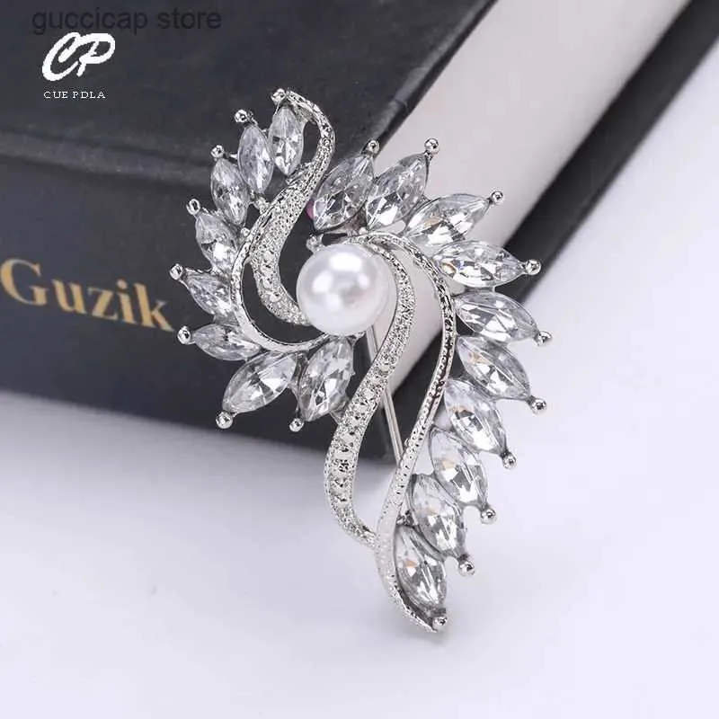 Pins Brooches Fashionable Small Crystal Pearl Brooch Embellished with Suit Pins Simple and Fresh Womens Accessories Anti Glare Fixed Buckle Y240329