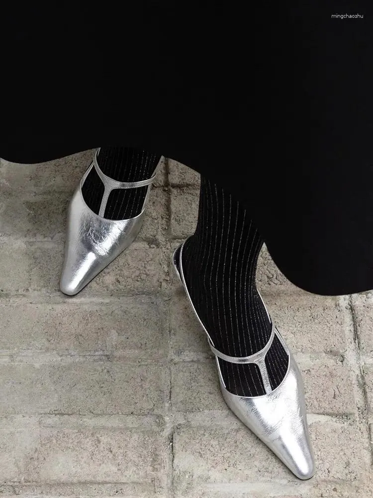 캐주얼 신발 뾰족한 발가락 T 끈 샌들 로우 힐은 실버 검은 특허 가죽 얕은 패션 여성 데일리 드레스 파티 2024