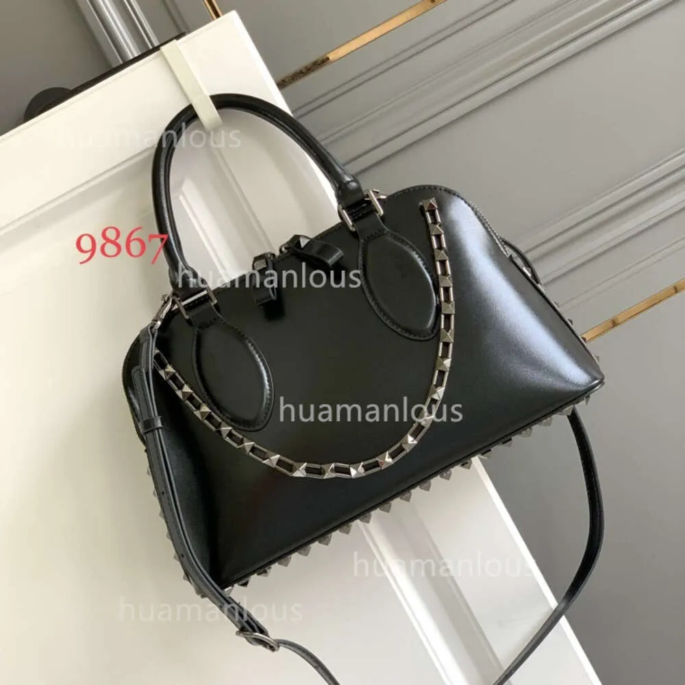 Stud çok yönlü çantalar batı omuz tasarımcısı çanta 2024 kadın yeni çanta tarzı vlogoo popüler moda kadın crossbody perçin rock walentino kabuk e18r