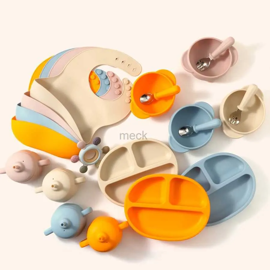 Kopjes Gerechten Gebruiksvoorwerpen Nieuwe Baby Zachte Siliconen Voeden Servies Voor Peuter Kind Voeden Zuig Gerechten Plaat Vork Lepel Kom Cup Set Baby Accessoires 240329