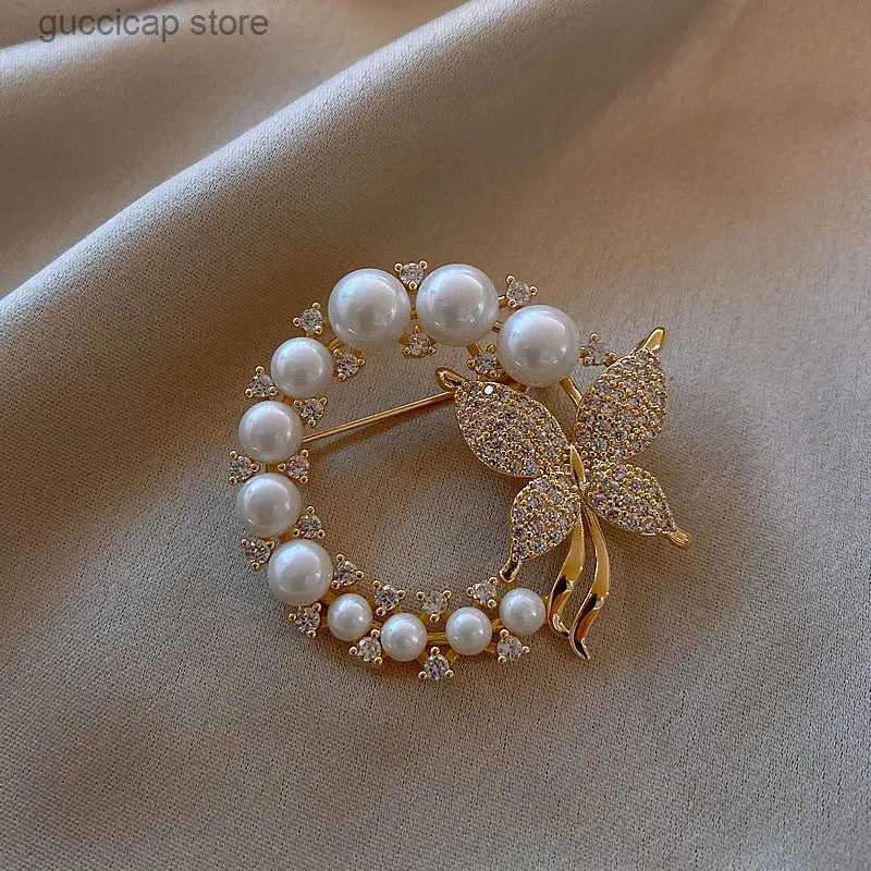 Pins Broschen Mode Perle und Strass Broschen für Frauen Barock Trendy Schmetterling Pins Kleidung Zubehör Hochzeit Geschenke Y240329