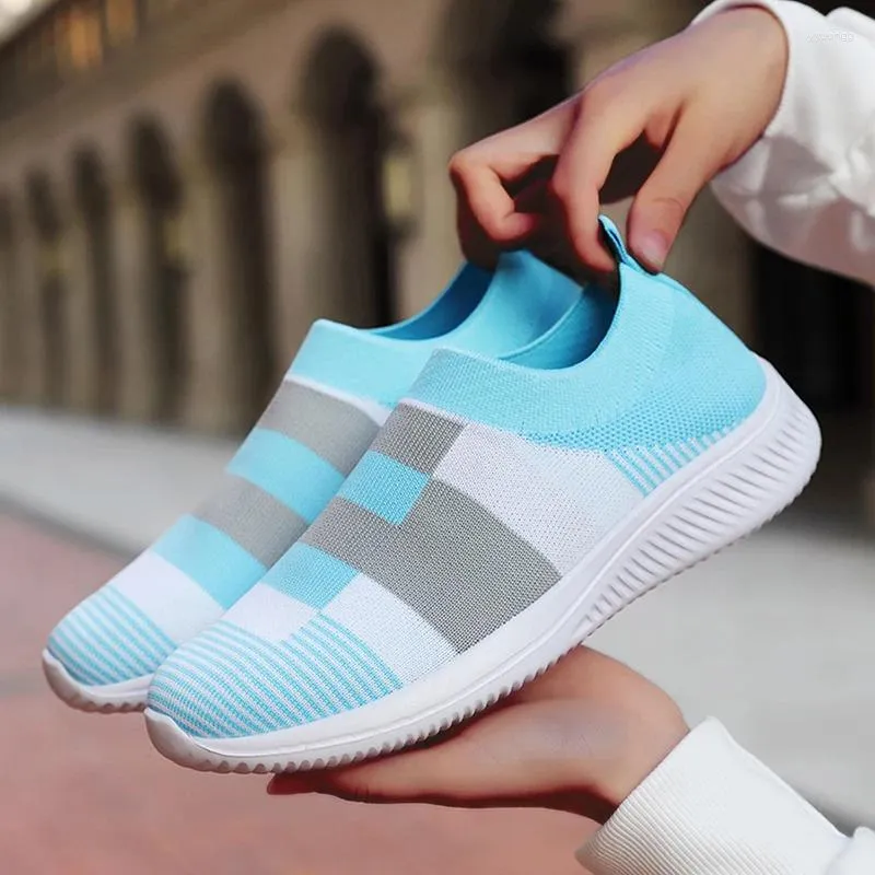 Sıradan Ayakkabı 2024 Sneakers Kadınlar için Moda Sock Ladies üzerinde Yürüyen Düz Renkli Kayma Düz