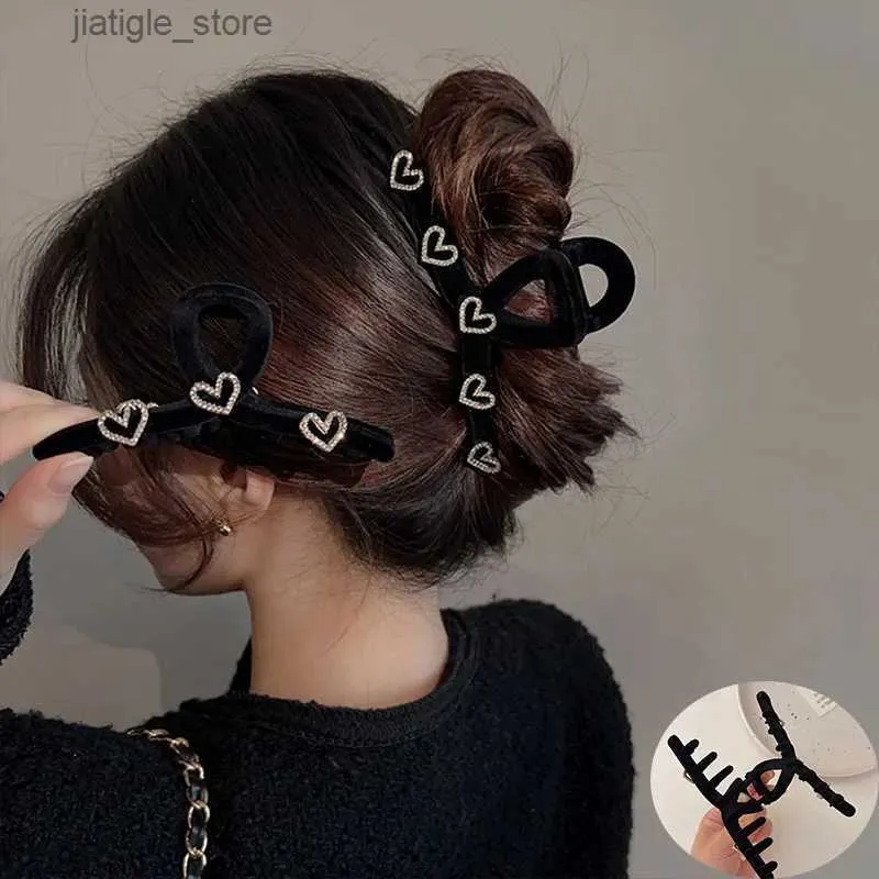 Hair Clips New Winter Flocking Claw Clip Elegant Heart Hair Clips Plastic Heart Ponytail Claw Clip Crab Barrette Hair Accessories for Women Y240329
