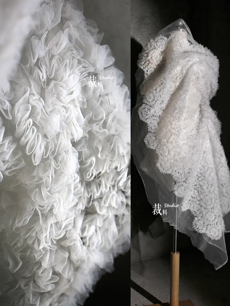 Tissu micro-perméable en gaze tridimensionnelle blanche, broderie à texture lourde, tissu de créateur pour robe de mariée