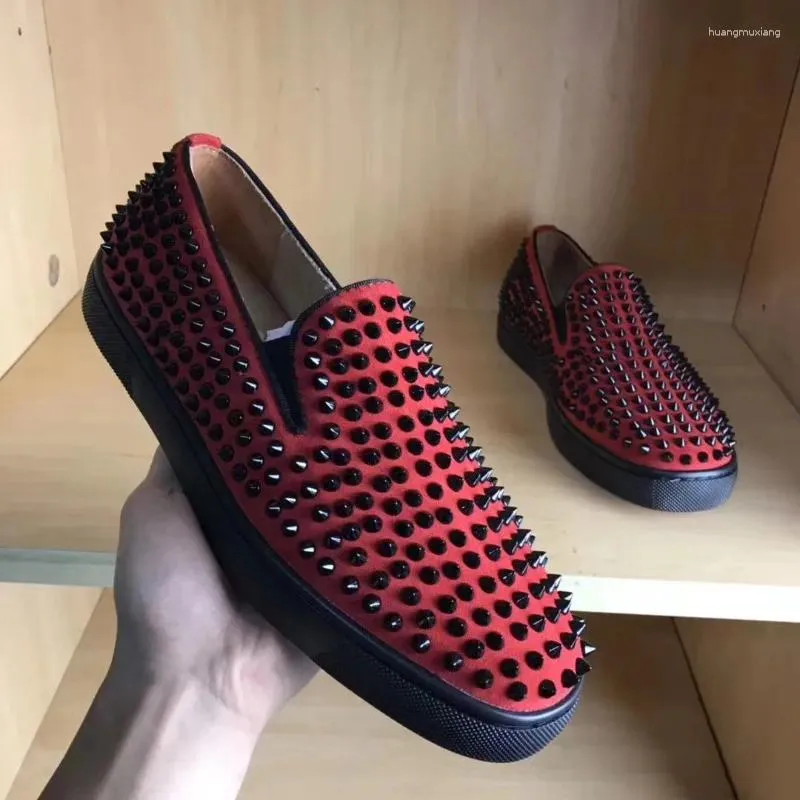 Casual Shoes Spring Suede Rivet Flat Low Top Spike Sneakers Par Män röda kvinnor loafers plus storlek