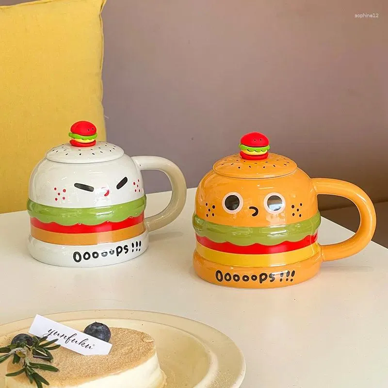 Tazze Tazza in ceramica di cartone animato di alta bellezza con coperchio Simpatico hamburger coppia acqua per uso domestico Regalo creativo a mano Tazza all'ingrosso