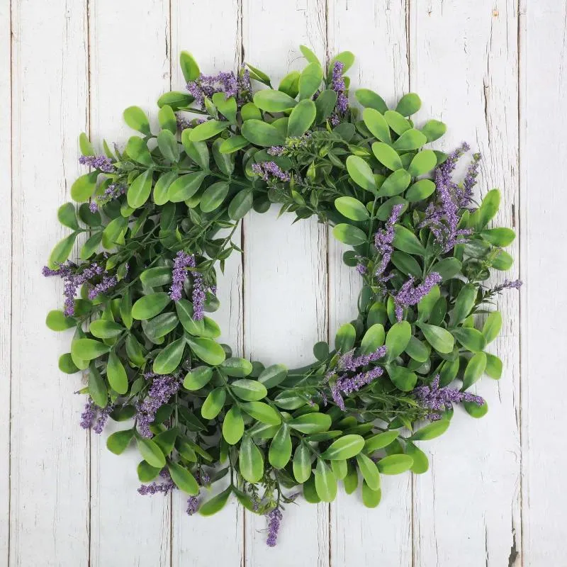 Dekorativa blommor eukalyptus krans vårdörr med lavendelgrön blad bondgård