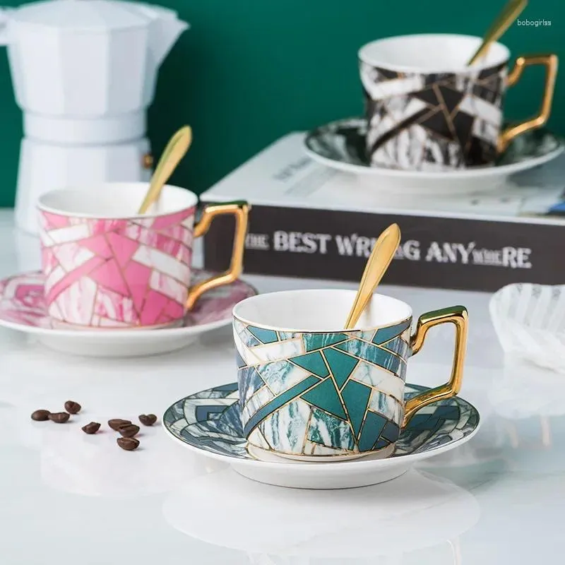 Tasses Soucoupes Tasse à café et soucoupe en céramique créative de style européen Simple bureau britannique après-midi thé fleur tasse à thé tasse à café de voyage