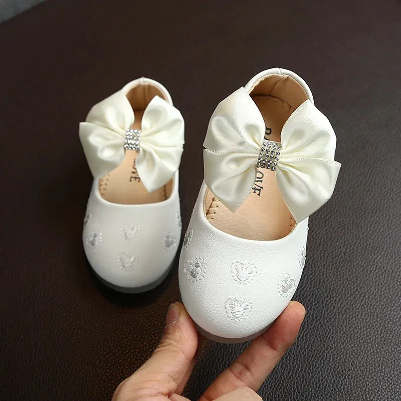 Bébé fille chaussures enfants en cuir enfants appartements avec noeud papillon doux doux Chic robe pour fête de mariage spectacle mignon 240321