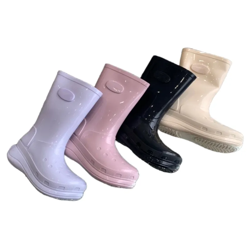 Rainboots Kvinnors lyxiga regnbotar Foam Letter Platform Shoes Luxury Brand Knee Boots New Fashion Waterproof Half Boots Glossy Solid Color Chunky Heel Shoes