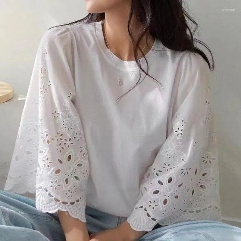 Damen-T-Shirts, lässig, hohle Spitze, Aufflackernärmel, Damenbluse, Sommer, koreanisches, solides, elegantes Oberteil, bestickter Haken, Blume, O-Ausschnitt, weißes T-Shirt