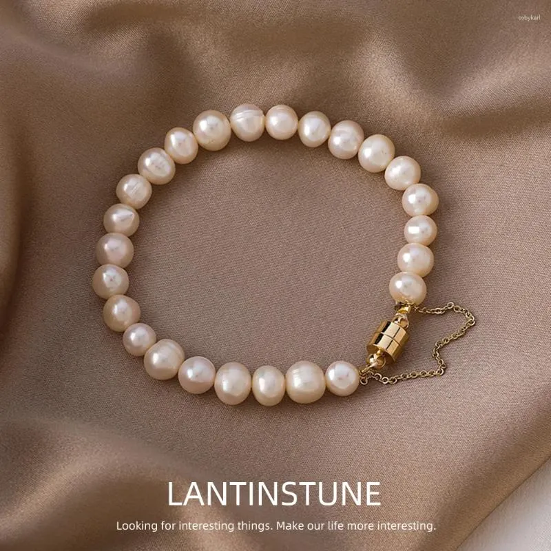 Strand Elegante Blanco Barroco Perlas de Agua Dulce Pulsera de Cadena Mujeres Exquisito Diseño Avanzado Personalidad Hebilla Magnética Joyería N591