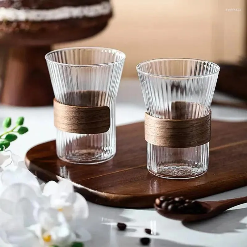 Bicchieri da vino Tazza da caffè verticale di lusso leggera Tazza da caffè verticale in vetro borosilicato alto a strisce per uso domestico Latte isolato con trucioli di legno a strato singolo