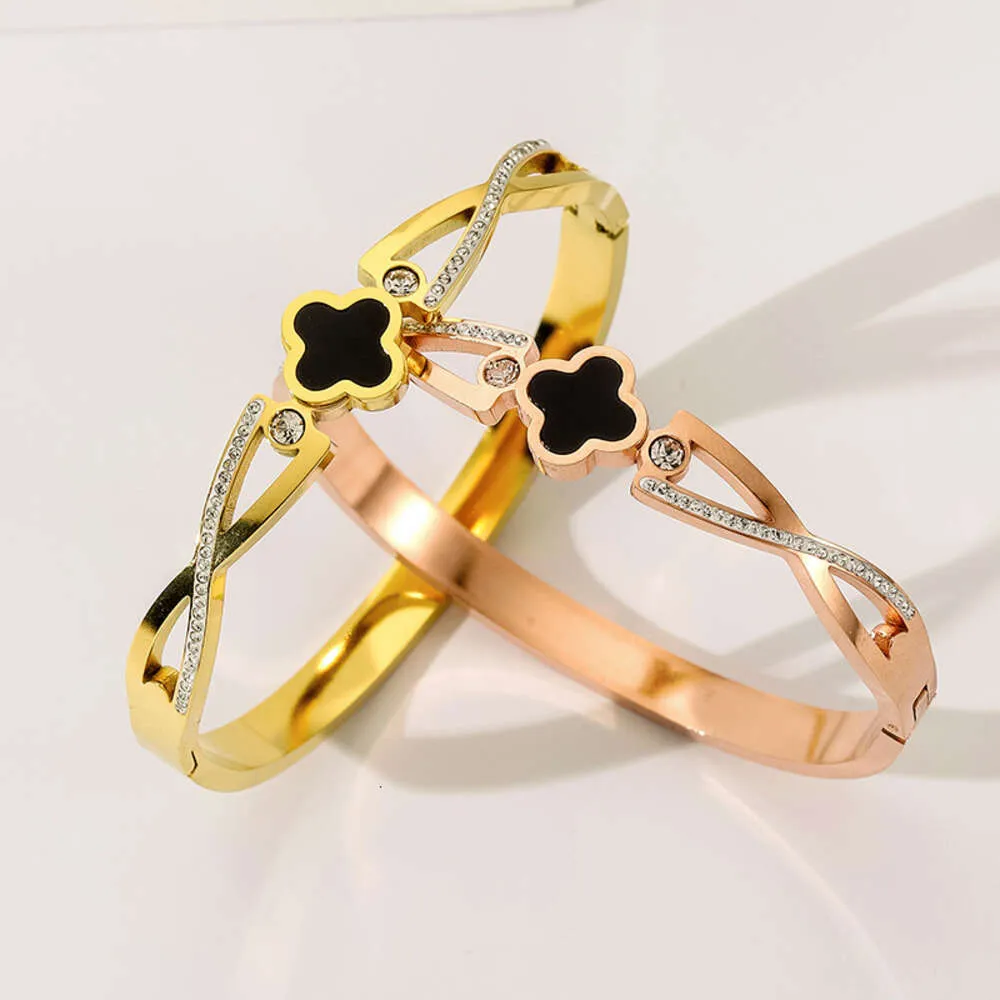 Particulièrement minimaliste et à la mode, bracelet en acier titane trèfle à quatre feuilles porte-bonheur plein de diamants pour femmes légères