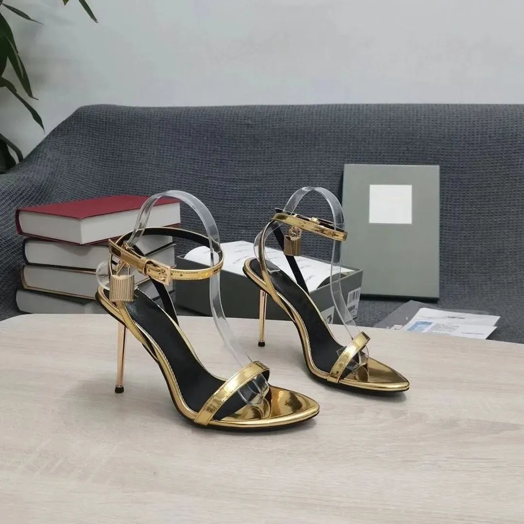 2024 Slender Slender ذات الكعب العالي مصمم STRAPPY SANDALS أحذية فاخرة باريس فستان كلاسيكيات أزياء عشاء نادي النساء الكعوب الأسود الذهبي الزفاف