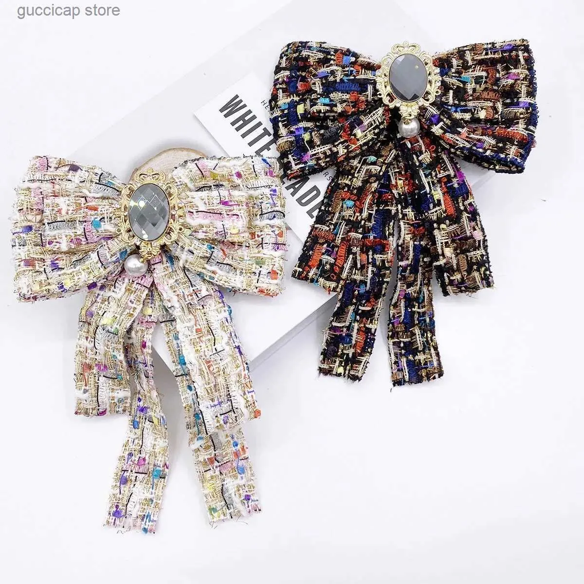 Bow Ties Korean Autumn and Winter New Color Contrast Pearl Pendant Glass Large Bow Brosch Shirt tröja Päls Bow Tie Pin Accessories Y240329