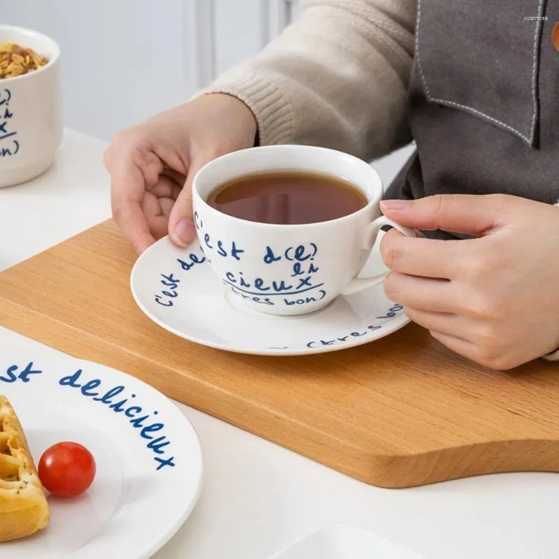 Tazze Piattini Tazza in ceramica Set di piatti Tazza da caffè romantica francese Latte Decorazione per la casa Coreano Ins Blogger Stessa lettera blu