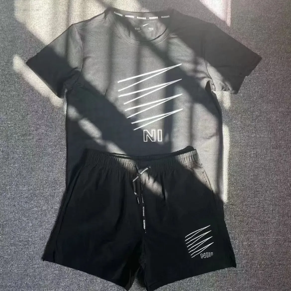 Ny 2024 Designer Mens Tracksuit Short Sleeve T-shirt Shorts 2 Piece Set Men Women Summer Crew Neck Neck Sweatsuit Letter Solid Color Sportwear Plus Size M-3XL