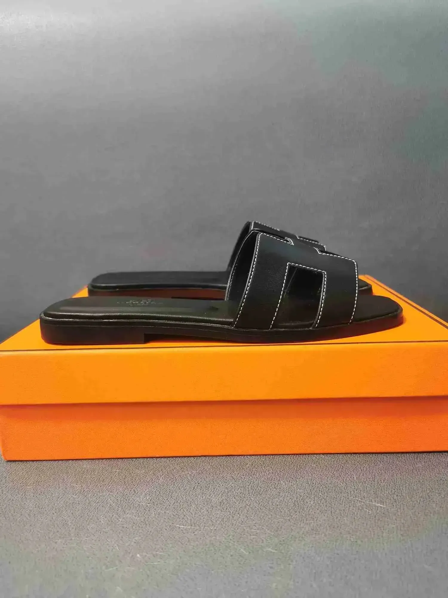 المصمم الجديد النعال غير الرسمية أحذية المنزل الجلدية السيدات أوران ساندلز شاطئ الأحذية جيلي 35-42 أحجام