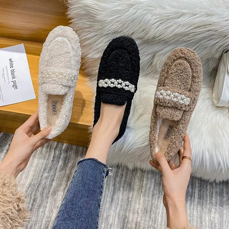 Buty swobodne plus rozmiar 40-43 koraliki mokwaki futra bawełniane mieszkanie zimowe kobiety ciepłe pluszowe trampki Pearl Shearling Moccasins Femme 2024