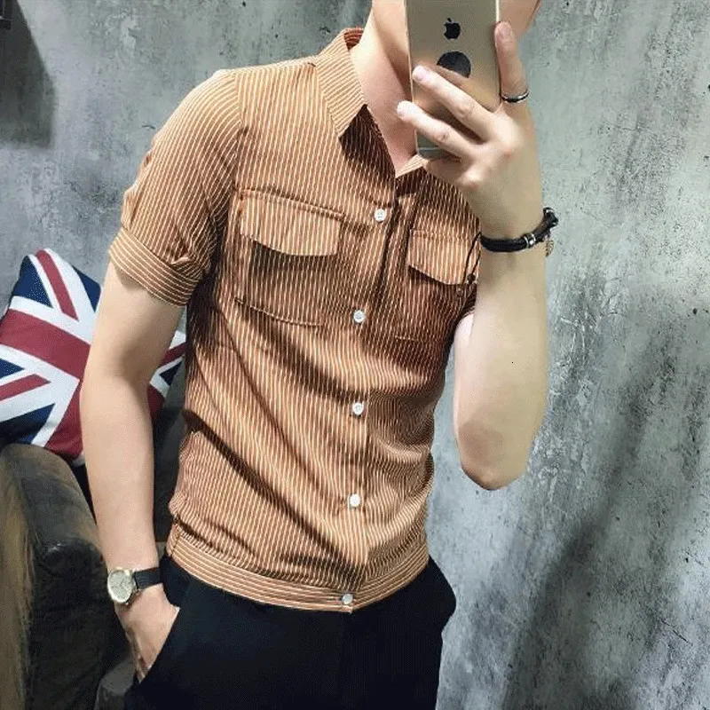 Camicia estiva da uomo a maniche corte Stile personalizzato Tasca con pannello Dimagrante Stampa a righe Colletto POLO coreano Top monopetto 240328