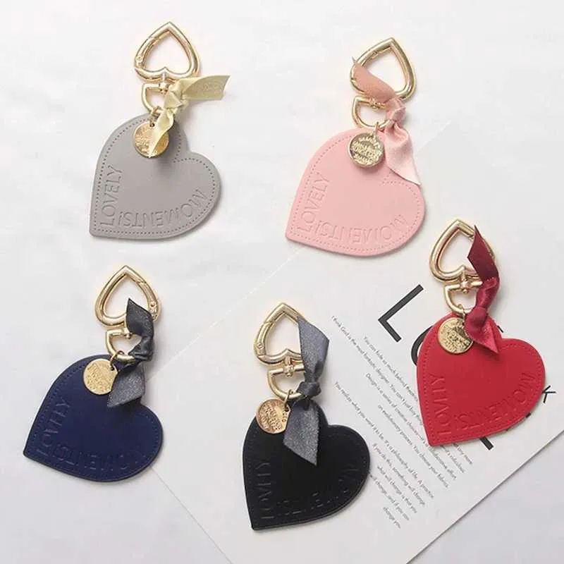 Chaveiros Lanyards Creative Love Chaveiro de couro com chaveiro de fivela em forma de coração exclusivo adequado para fones de ouvido femininos carteira porta-chaves presente de festa J240330