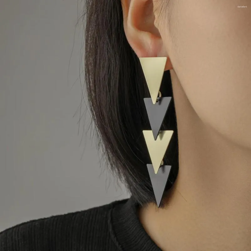 Boucles d'oreilles minimalistes géométriques rétro mates peintes en aérosol, longues et à la mode exagérées pour les femmes