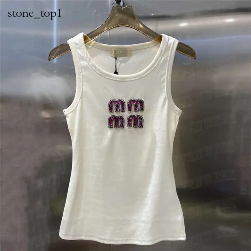 Mui Mui Tank Top Designer Tanques Tops Coletes Cortados Mulheres Camisetas Luxo Strass Letra Tanque Sem Mangas Tees Yoga Sports Vest 24ss Verão Primavera 623