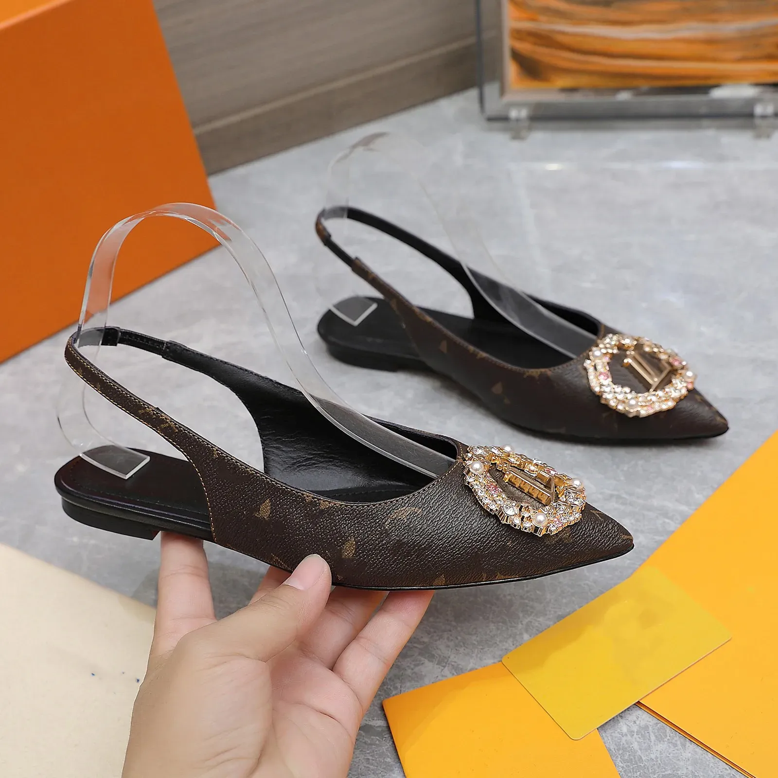 2024 Toppkvalitetslägenheter Sandaldesigner Sandaler Kvinnor Klädskor Crystal Pearl Round Buckle Silk Cowhide Womens Sandaler Pink Brown Gul Blue Fashion Casual Shoes