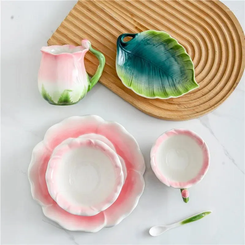 Tazze Piattini Tazza da caffè in ceramica Tazza da tè Creativo 3d a forma di rosa Fiore smaltato e piattino Set per regalo di Natale