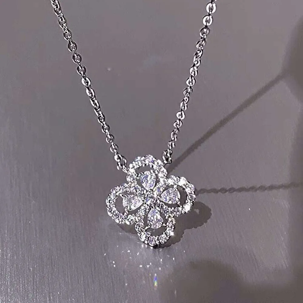 Vans Clover Netclace Netclace Jewelery Designer Glitter Diamond Clover Necklace Pure المصنوعة يدويًا للسيدات الفاخرة الراقية 2024 الصيف الجديد