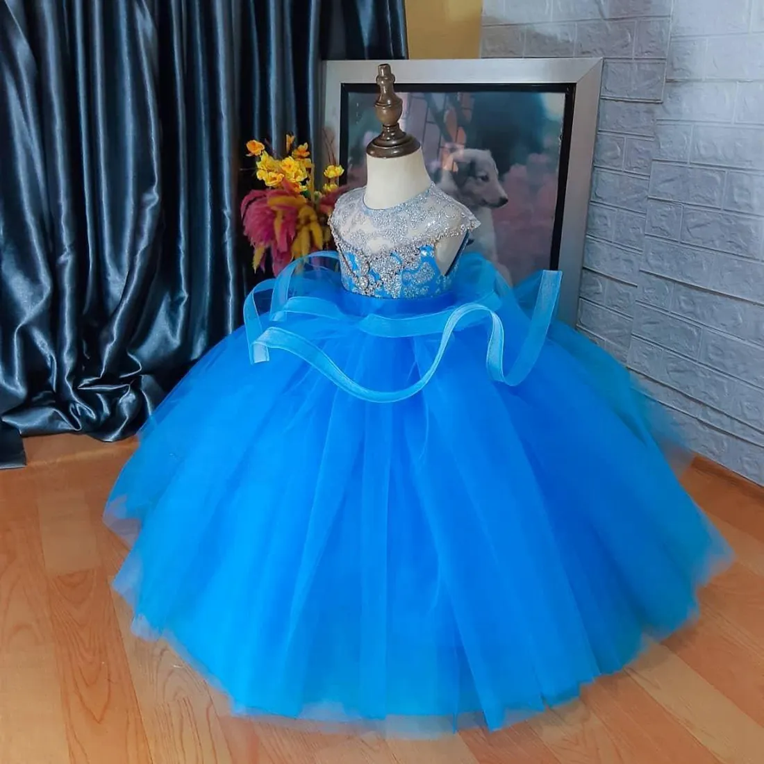 2024 Robes de fille de fleur bleue robe de première communion bijou dentelle perlée strass à plusieurs niveaux tulle princesse reine robe de fête d'anniversaire pour les petites filles mignonnes F107