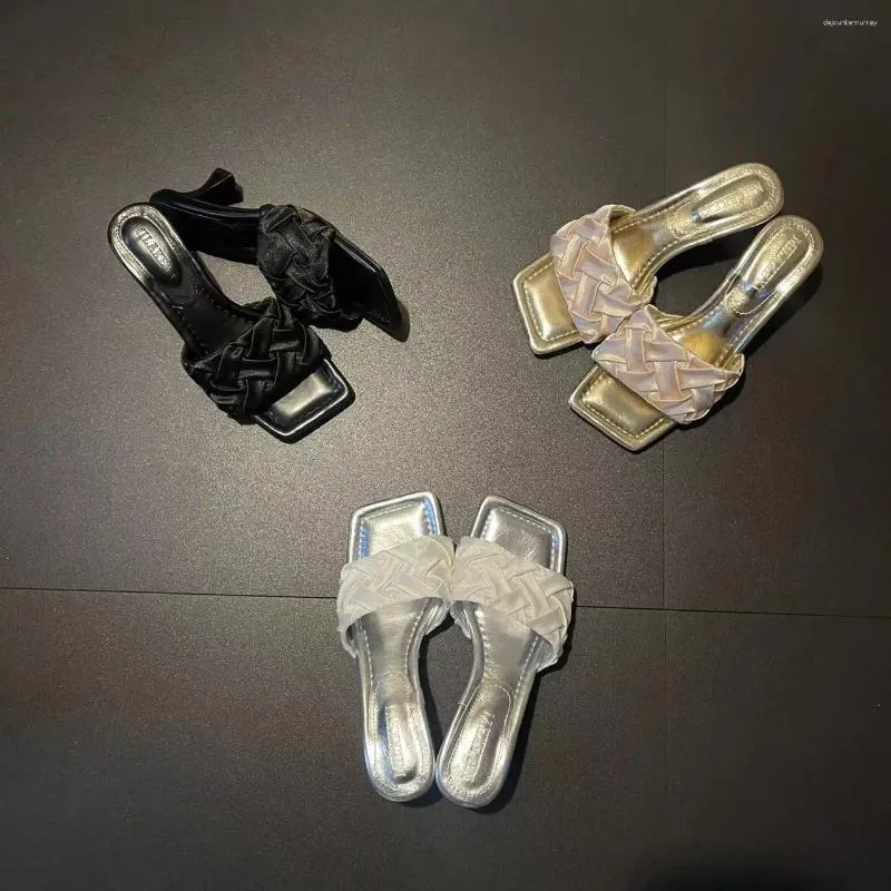 Kleidschuhe MILAKEYI Sommer Mittlerer Absatz Quadratische Plissee Oberfläche Mode Glänzende Einfache Slip-on Plaid Sandalen Frauen