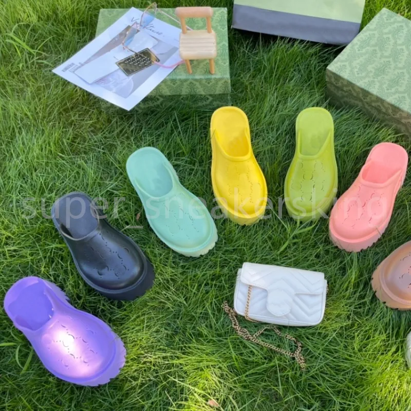 디자이너 슬리퍼 여성 샌드 샌들 노새 플랫폼 천공 된 샌들 럭셔리 브랜드 샌들 슬리퍼 레이디 중공 슬리퍼 샌들 두꺼운 솔루션 세련된 신발