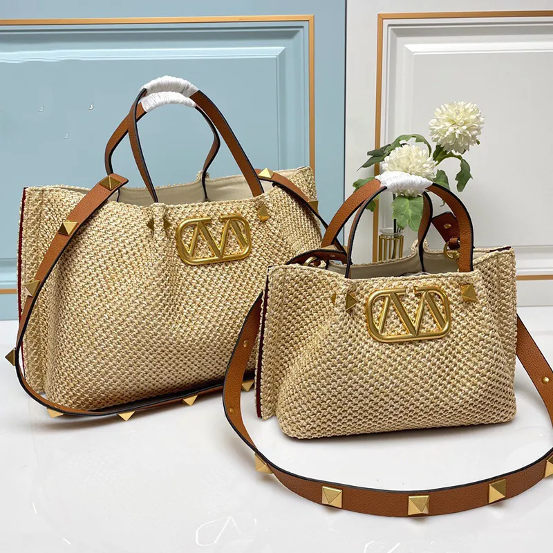 Nouveau style Gold Vlogo Raffias Beach Sac Designer Botes de créateur grand sac à main de luxe avec sac à bourse Mère Sac à tissage rivet Femme Paille Crossbody Embrayage Duffle