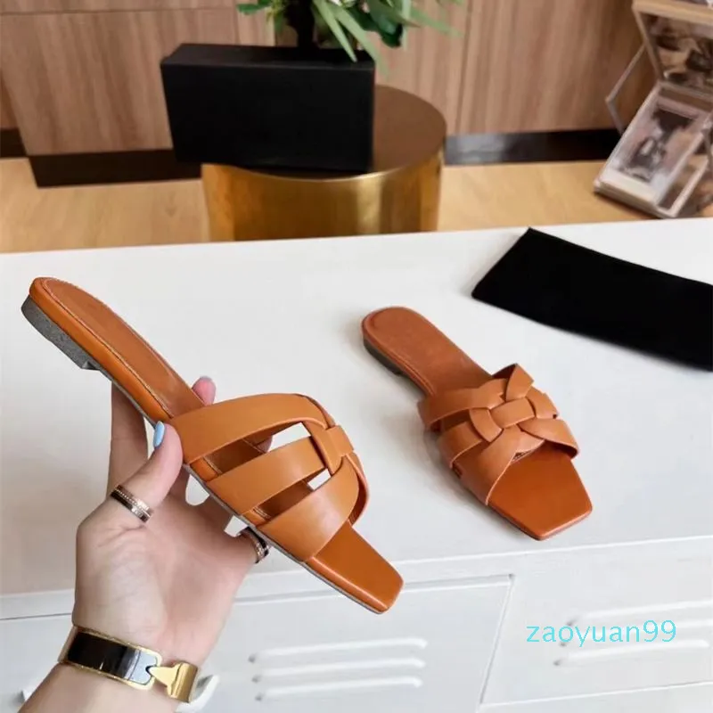 10a Ladies Summer Nya tofflor Luxury Leather Fashion Wild Flat Heel Strap Combination Patent Leather Sandals Sexy Temperament Flip Flops Storlek 35-42