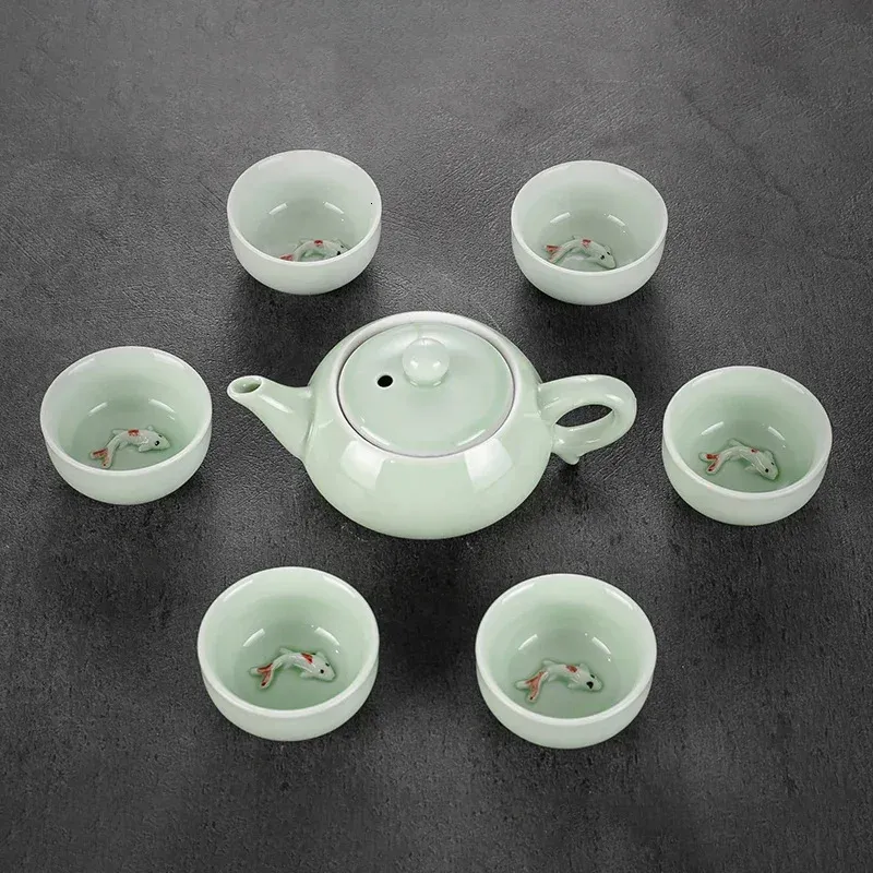 Yüksek kaliteli Kung Fu Çay Setlongquan Seladon Balık Çay Seti Seramik Çaydan Kişisi TeAware Çay Çarpı İçki 240325