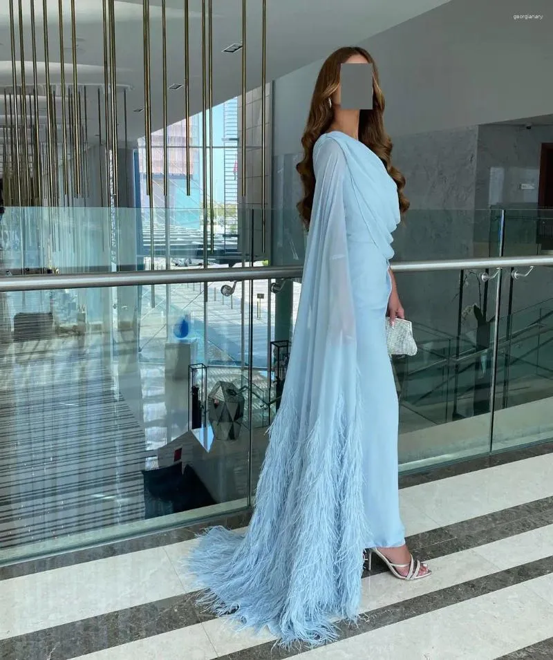 Elegant Robe De Bal De Plumes A Epaules A Epaules Elegantes En Satin Bleu Avec Cap Du 99 56 DHgate