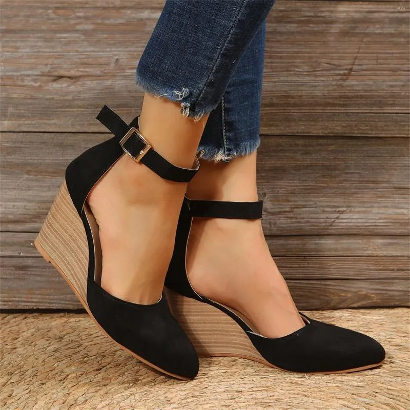 Sandaler Solid Suede Pointed Ladies Shoes Fashion Stängt tå kilklack tjock botten spänne grunt klippt elegant för kvinnor