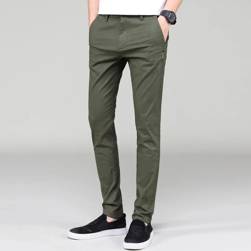 Pantalon décontracté léger pour hommes pantalons droits classiques joggeurs de coton d'été Solid Army Green Stretch mâle 240326