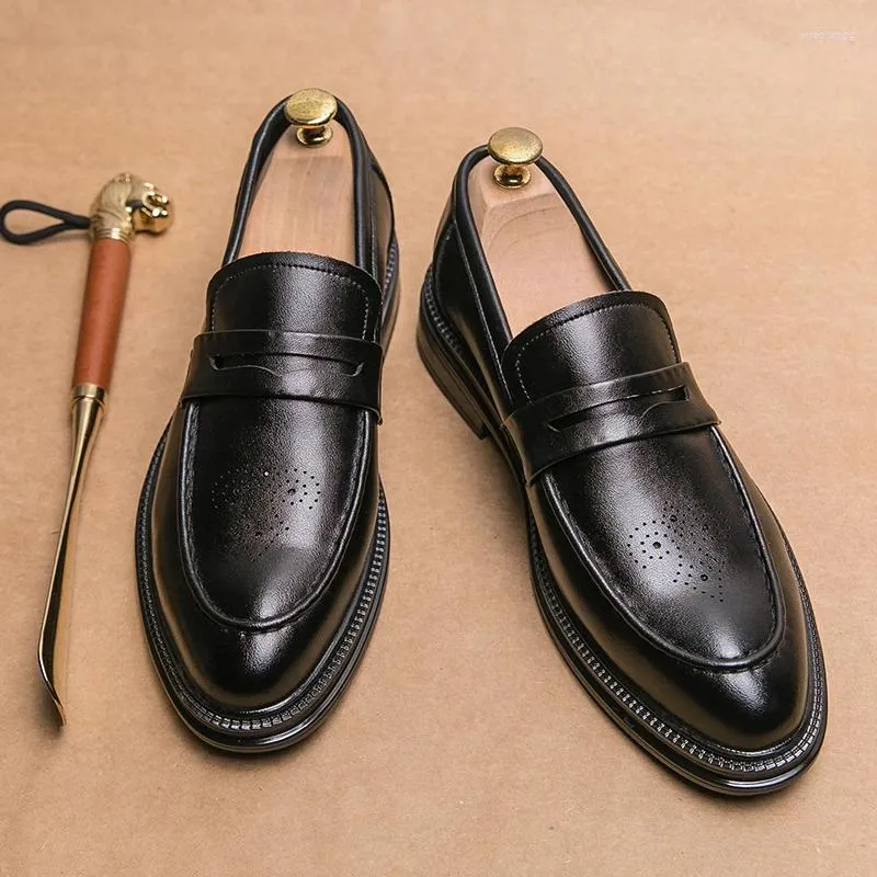 Sapatos casuais mocassins de sola grossa homens fundo apontado dedo do pé estilo britânico oxford designer couro