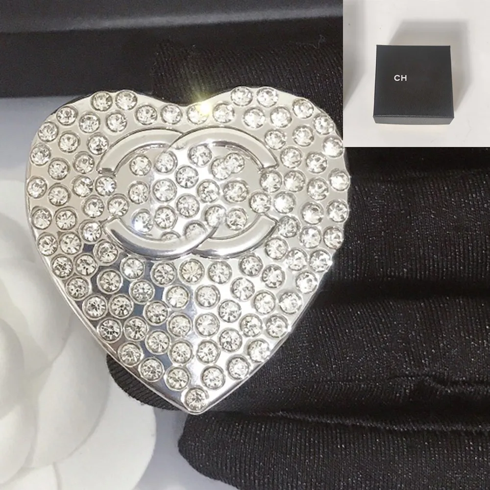 Crystal Designer Brooch Gold Brand Letter Brouches Pin Wedding Jewelry Giftlar Twisex Prosesatile Dress Bress Broche مع Box