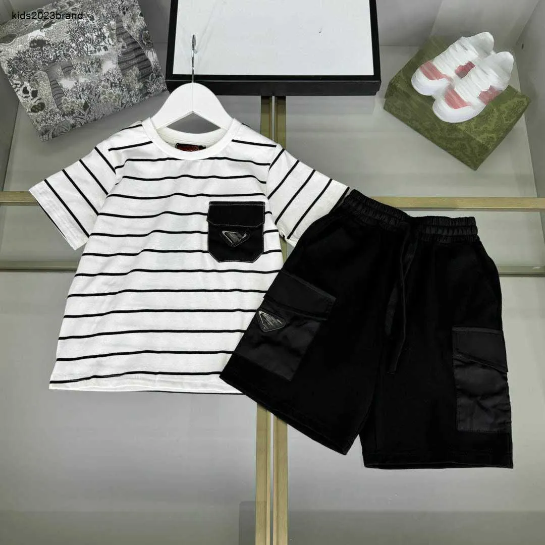 Nieuwe baby trainingspakken Geometrisch logo Zomerpak kinderkleding Maat 100-160 CM Jongens t-shirt en korte broek met contrasterende strepen 24Mar