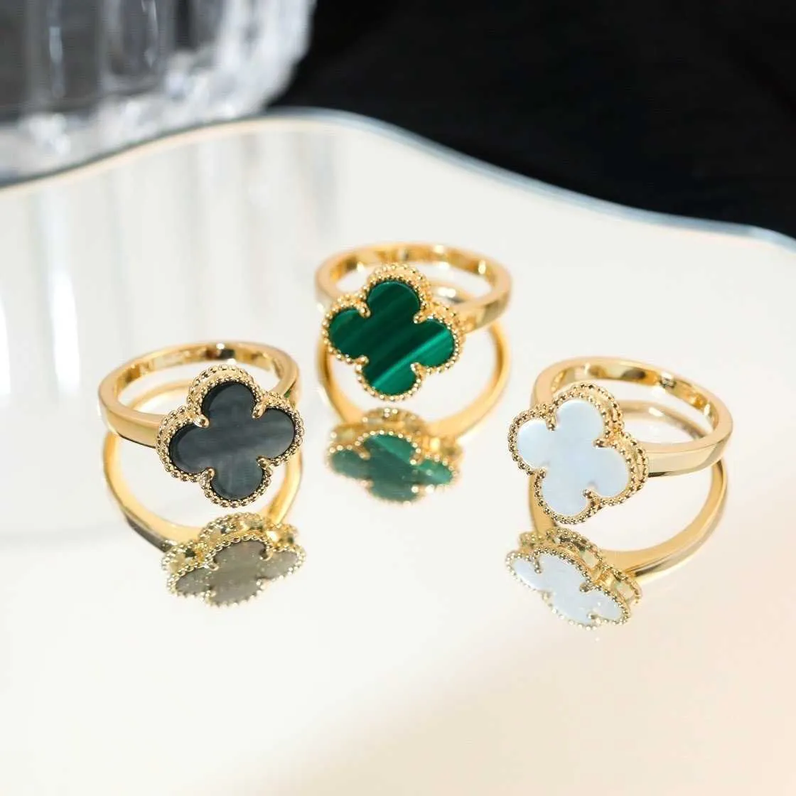 Designer hög version van fyra bladgräs ring v guld pläterad 18 k med diamanter naturlig vit fritillaria röd jade singel blomma kvinnlig 5fh6