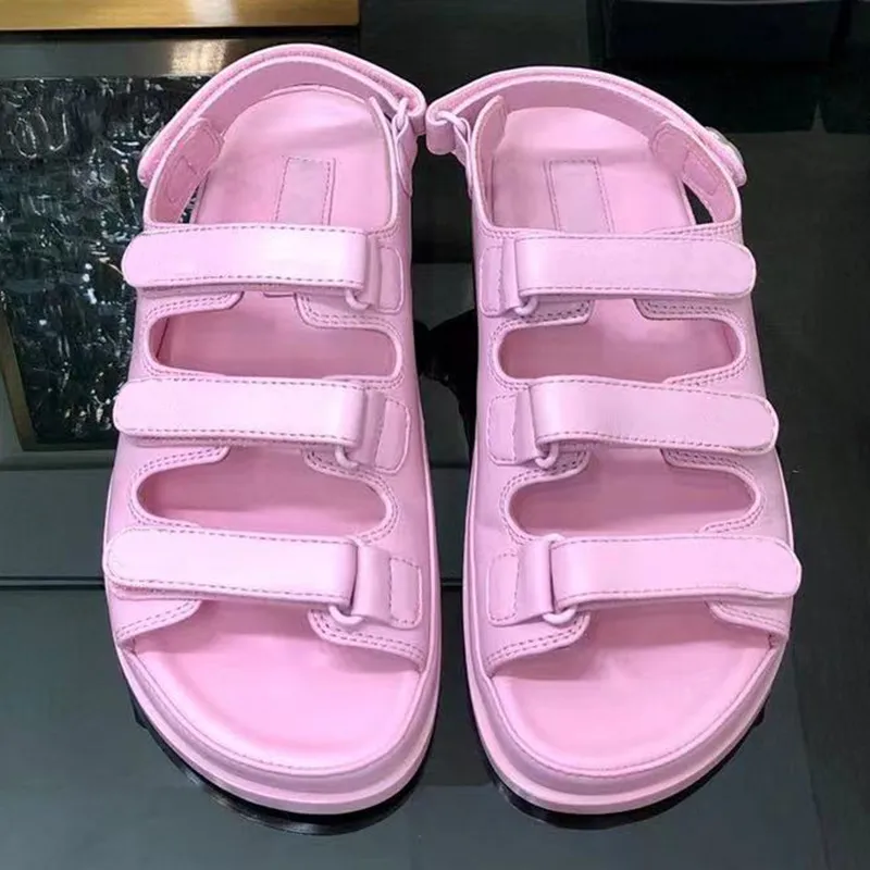 2024 estate nuovi arrivi sandali da spiaggia da donna aperti peep toe colori caramella decorazione con bottoni in metallo fuori camminando piatto con sandali firmati da donna in vera pelle per le vacanze