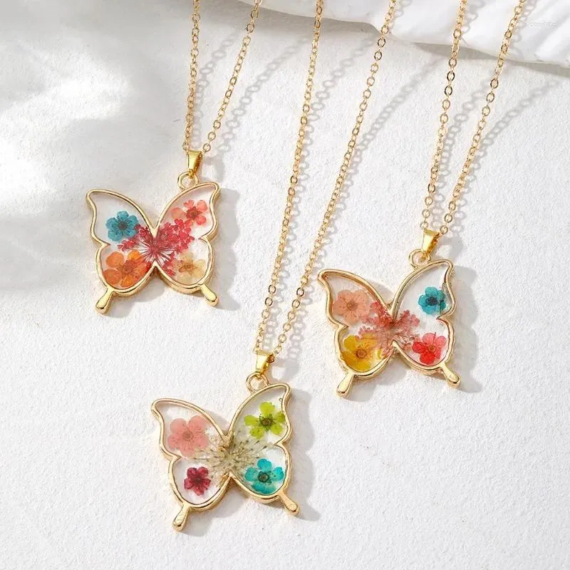 Catene Collana con ciondolo a forma di farfalla con fiori secchi colorati per donne e ragazze Gioielli con collana geometrica in resina dolce e delicata