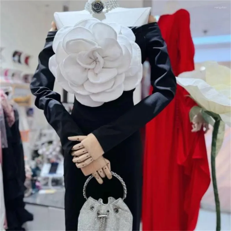 Sukienki swobodne 2024 Spring White 3D Flower Suknia podzielona jedno ramię wąsła czarna rękaw