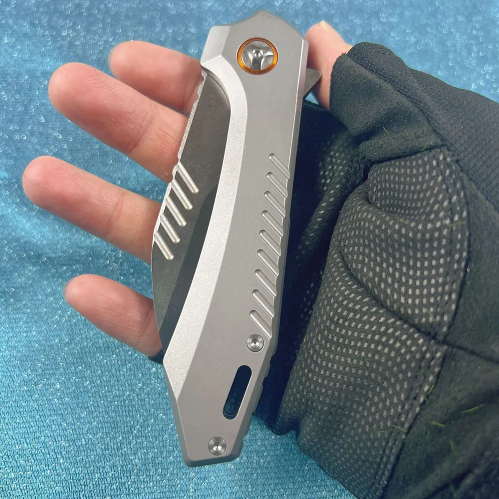 A6701 Högkvalitativ flipper fällkniv D2 Satin Blade CNC Rostfritt stålhandtag Bollbärande snabbt Öppen utomhus camping vandring EDC Pocket Knives