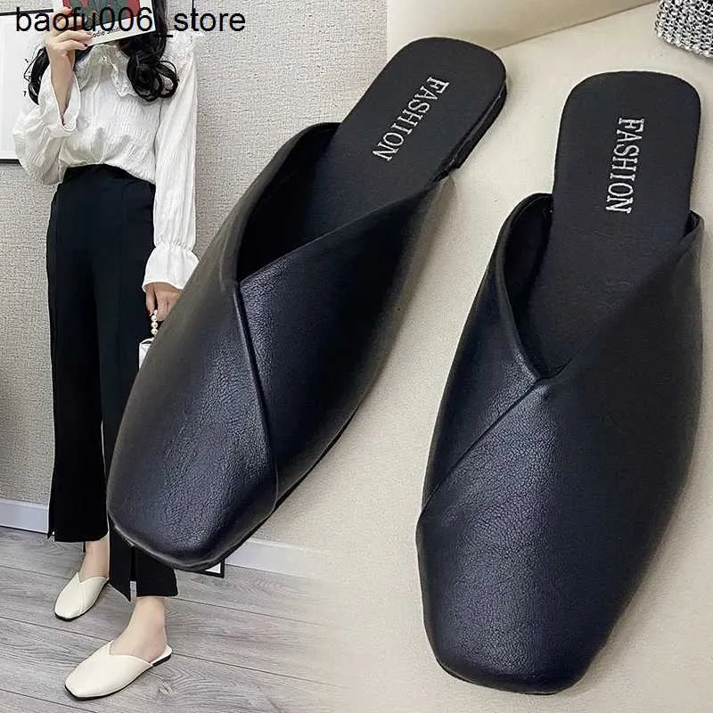 Sandaler Womens Mule 2023 Summer Elegant Square Stängd tå Flat Slide Womens Shoes Casual Leather Black and White Slide Plus Size 35-43 Q240330