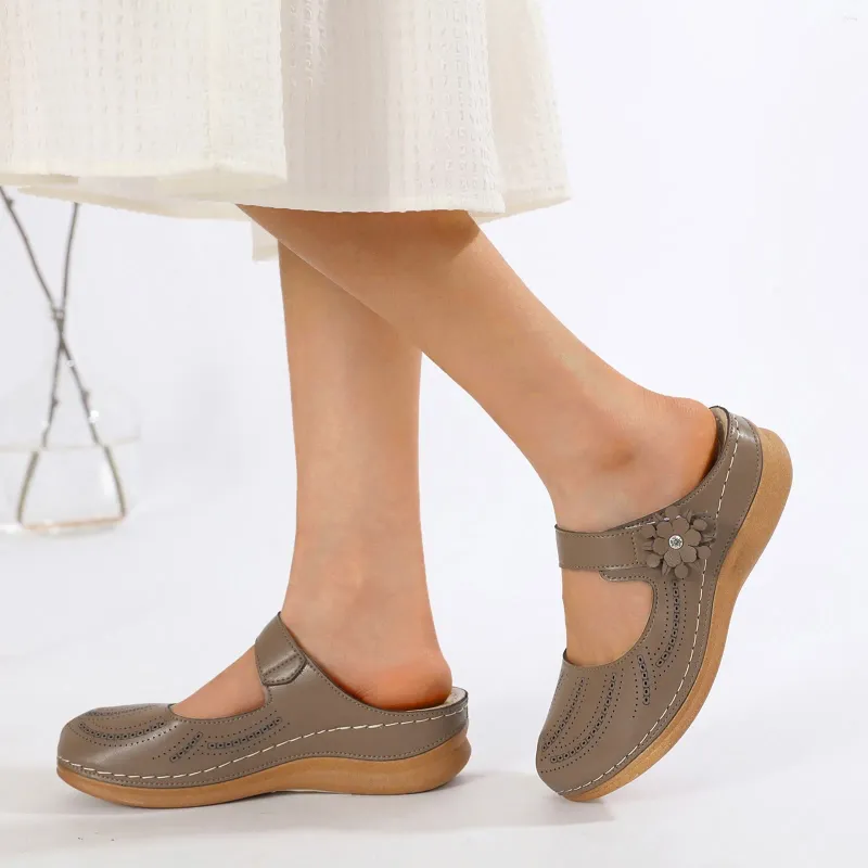Sandalen für Damen, Lederobermaterial, runder Kopf, Schuhe mit dicken Sohlen, Keilabsatz, modischer Fuß, der einen Strand, Sommer, bedeckt